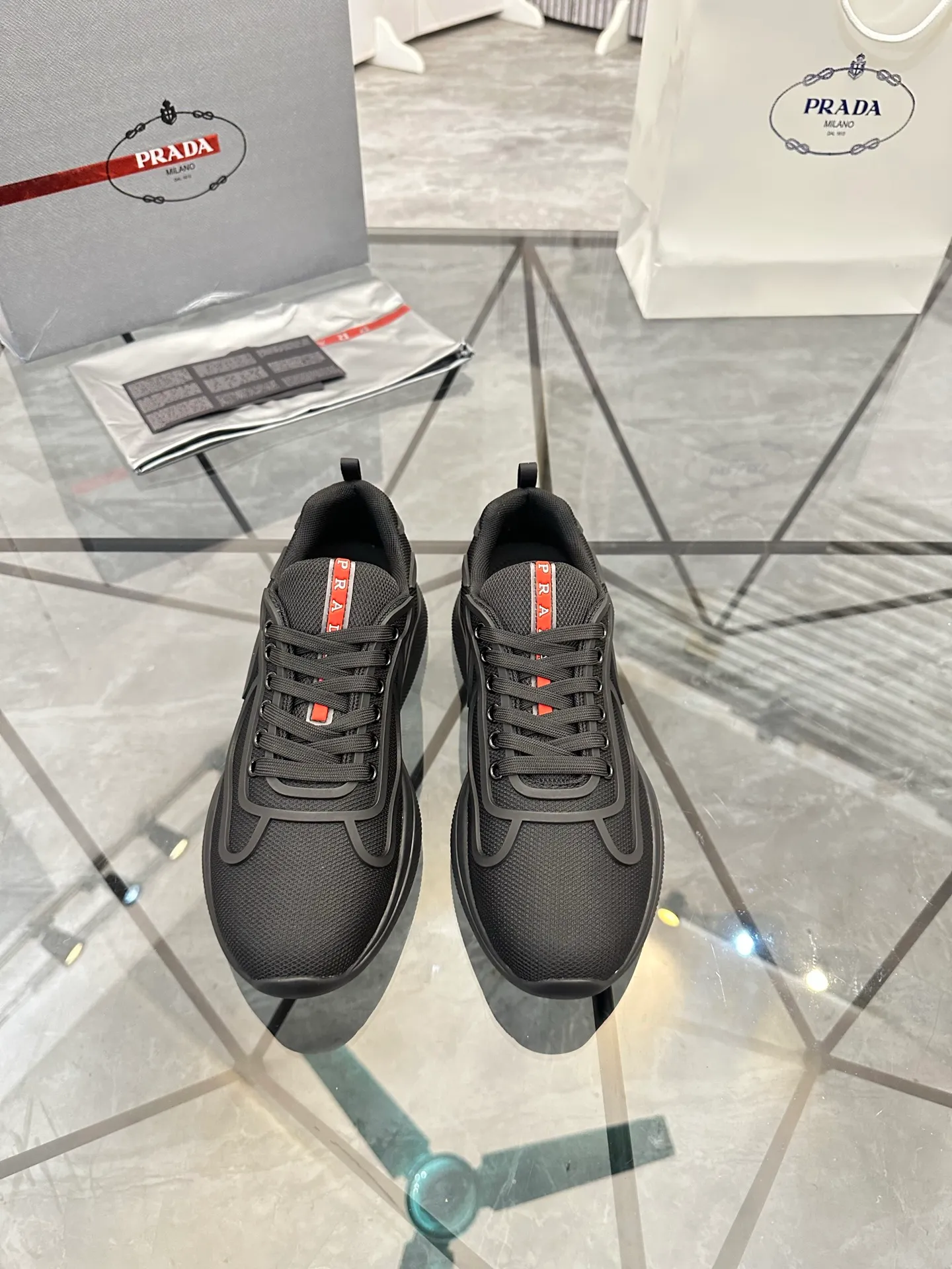 Men's shoes for sale💰: 💰P460¥ High-end top quality Product trademark: Prada * "Prada*" low-top casual shoes Regular size: 38-45 (can be customized to 46) Product materials: imported breathable fly knit upper, breathable lining, cowhide foot pads, original air cushion outsole. No.: 001